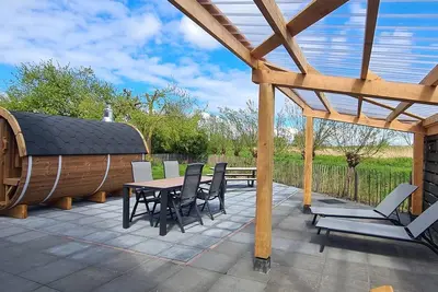 Image de Discover this Dog-friendly vacation home in a quiet and natural setting, near the North Sea coast. Enjoy luxury amenities such as a Wood Burning Barrel Sauna, a private garden and comfortable bedrooms. Explore the surroundings by bike or take a trip