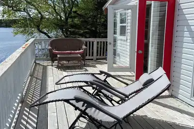 Image de Awesome Lakefront. Step off the lower deck into the water.