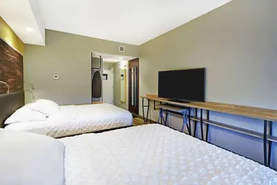 Image de Enjoy Free Hot Breakfast & Pet-Friendly Rooms next to the Airport - 3 Units