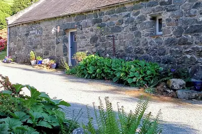 Image de Riverside retreat. Barn conversion with large enclosed garden.