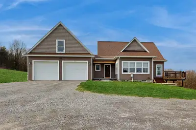 Image de Lake view home w\/large deck, hot tub, grill, 2nd living room - in wine country