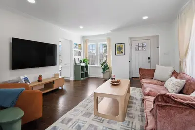 Downtown 2 Br Cottage w/ King Bed