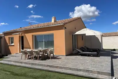 Image de Villa plein pied avec piscine privée (8x4) et terrasse enterrée Sans Vis A Vis