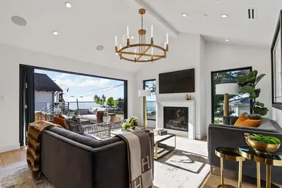 Image de New! Ocean Whispers 4-Bedroom Home with Pool