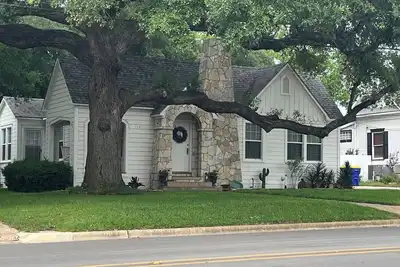 Image de Charming 2-bdrm house walking distance from historic downtown w\/ WiFi & Hvac.