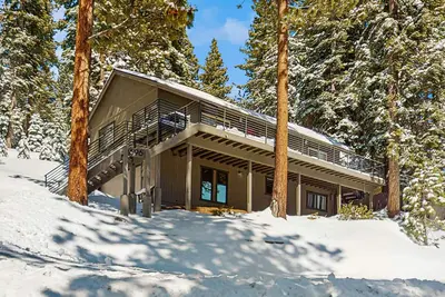 Image de Modern home with deck, fenced yard, fireplace, desk, & nearby activities