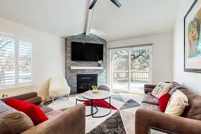 Image de Bright beautiful townhome at Eagle Crest next to golf course, w/ Wifi, fireplace