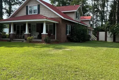Image de Merri Mac Farmhouse Spacious 4-bedroom house with WiFi, Ac, 2 car garage