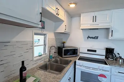 Image de 1-bedroom Lakefront cottage with WiFi and Ac 5 min to gorgeous Fort Myers Beach