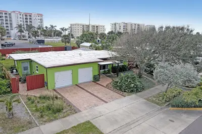 Image de Entire Home, Steps to the Beach, Swim Spa, Amenities Galore! !