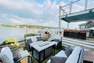 Image de Beautiful cozy home w jacuzzi & dock for boat