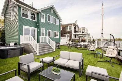 Image de Brand new cozy waterfront house w jacuzzi