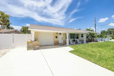 Image de Charming 2-bedroom house on Boca Ciega Bay in St. Petersburg with WiFi, Ac