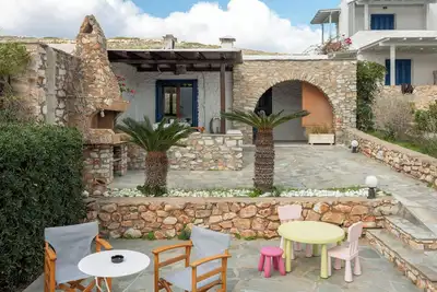 Image de Comfort, ease and relaxation a few minutes drive from Parikia city centre.