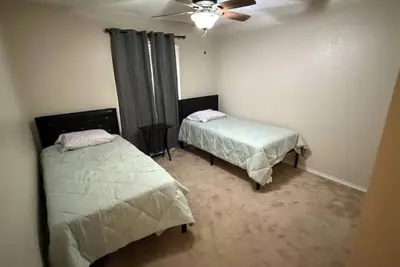 Image de Family Friendly Spacious Home w/ Yard