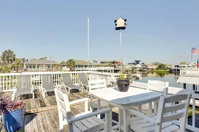 Image de A Jolly Beach Home in Jamaica Beach, Water Views!