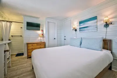 Image de Seashore Condo Hotel Junior Suite, Cozy Fire Island Escape, Near Ferry - With Bay Views and Steps from the Beach.
