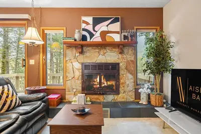 Image de Golden Summit | Air Hockey | Wood Fireplace | Pets