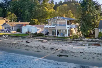 Image de No Bank Waterfront Home - Epic Views and Sandy Beach Await you