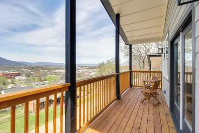 Image de 6 Mi to Chattanooga: Home w/ Balcony & Dtwn Views!