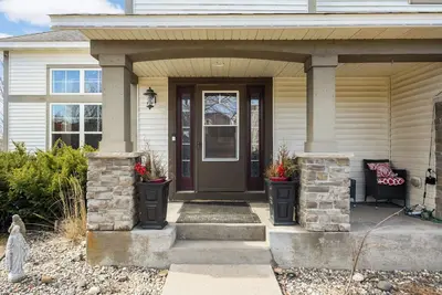 Image de Charming basement-level 3-bedroom house with backyard view and gazebo