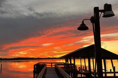 Image de Charming riverfront bungalow hottub dock fully stocked SKYdiving near everything