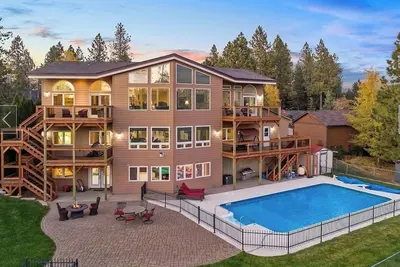 Image de Now Open! Pure Relaxation · Breathtaking Views · Sunny Yard · Pool · Gym · Bar