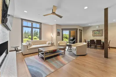 Image de Beautiful Modern 1796 sqft. 2 bed, 3 bath plus additional flex room.