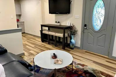 Image de Newly Remodeled and Conveniently Located Guest Suite