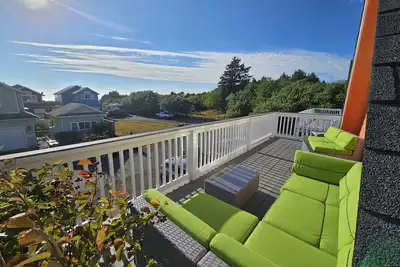Image de Sunkissed:  90-Second Drive to Beach, Firepit + Privacy Fenced Yard, Gardens