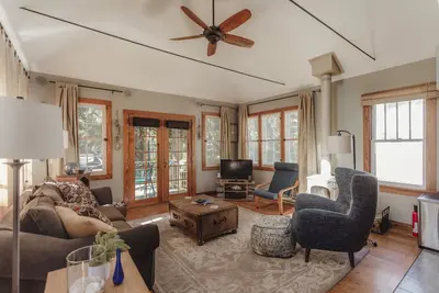Image de Cozy Cottage, 1000 ft to beach, deck, grill, and gazebo!