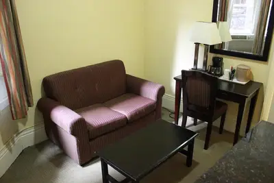 Image de Super 8 hotel room, in the heart of San Francisco for your Dreamforce stay.