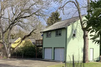 Image de Steller's View, a secluded 2 bedroom apartment near downtown Brownsville.
