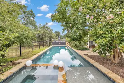 Image de Gorgeous 6br Villa in Lovely Austin wt Massive Pool & Hot Tub + Goats & Chickens