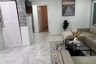 Image de Charming 3-bedroom house in lovely West Park with WiFi, Ac, big backyard, tv