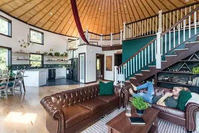 Image de Round House with Mountain Views & Hot Tub Secluded in the Forest