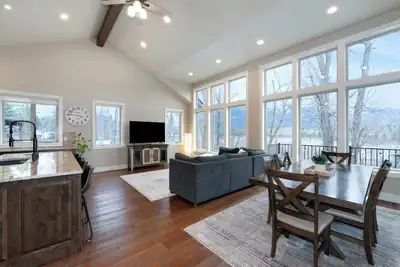 Image de New! Luxury home on Flathead River with backyard & greenway trail
