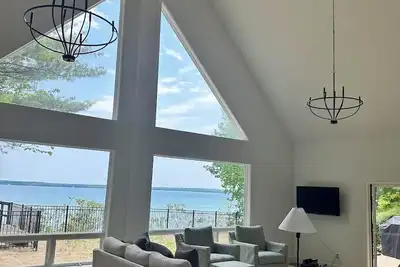 Image de Luxury Waterfront Home in Suttons Bay