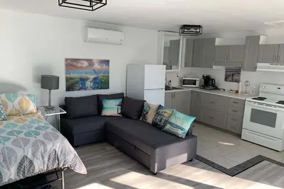Image de Studio Retreat in the Heart of Crystal Beach. Minutes from the beach