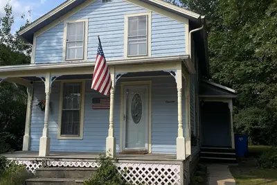 Image de Full House: Hillsdale Cottage. Walking Distance to College! Across from Handmade