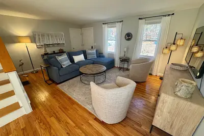 Image de This charming Brewster retreat offers the perfect blend of coastal elegance and modern comfort.