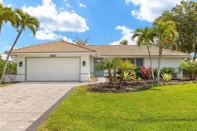 Image de Beautiful canal front newly renovated home with beach access. New!