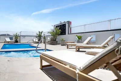 Image de Spacious 2-Bedroom Condo in Central Cairns | Shared Pool, Balcony & Walk to Everything!