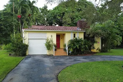 Image de Cozy Cottage in Miami Springs/Doral area. \nHuge backyard with a pool and Bbq