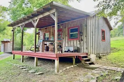 Image de off-the-grid \"glamping\" country cabin
