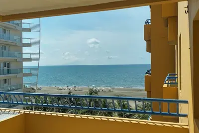 Image de Coming soon reduced price newly remodeled beachfront 2-bedroom apartment