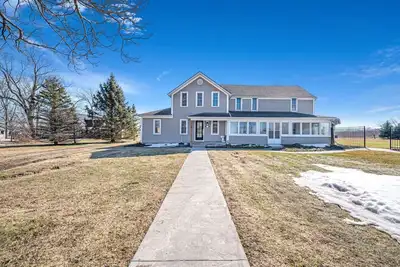 Image de Vintage 8br Farmhouse | Hot Tub & Spacious Yard