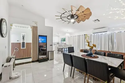 Image de Family House / Spa / Pool Table / Mini Golf in Chandler, 5 Minutes to Intel! ! !