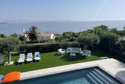Image de Rez de villa avec piscine vue mer
