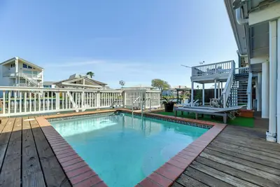 Image de Waterfront Home w/ Deck & Pool in City-by-the-Sea